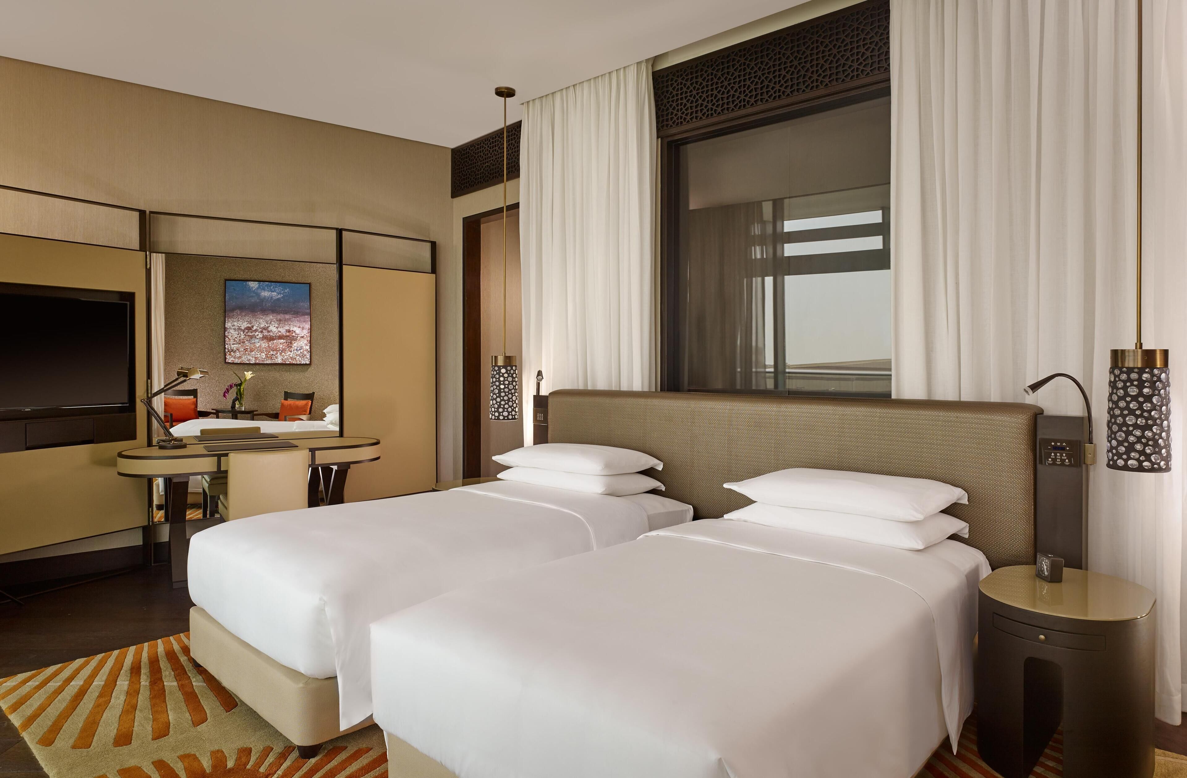 Minibar, Zimmersafe, Schreibtisch, laptopgeeigneter Arbeitsplatz