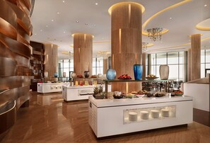 Desayuno buffet (AED 110 por persona) 