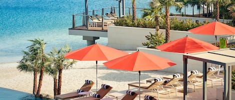 Außenpool, Sonnenschirme, Liegestühle
