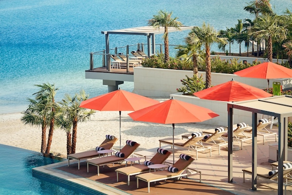 Udendørs pool, parasoller, liggestole