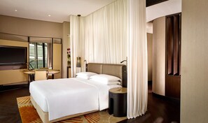 Minibar, in-room safe, desk, laptop workspace - Grand Hyatt Abu Dhabi Hotel And Residences Emirates Pearl (Abu Dhabi)