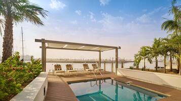 ์ผ์ธ ์์์ฅ, ์์์ฅ ํ๋ผ์, ์ผ๊ด์ ์์