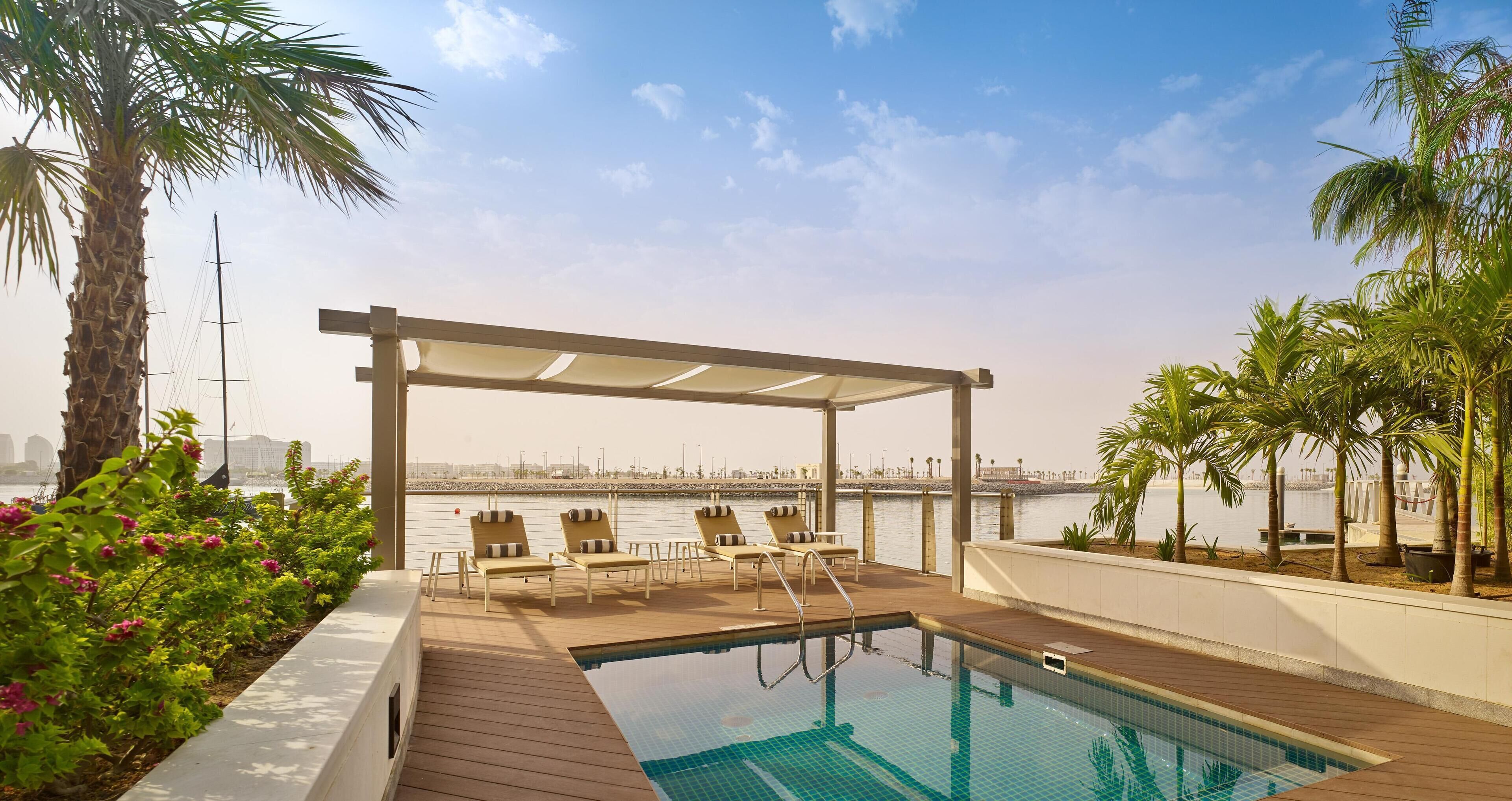 Utendørsbasseng, bassengparasoller og solsenger