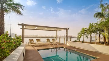 Außenpool, Sonnenschirme, Liegestühle