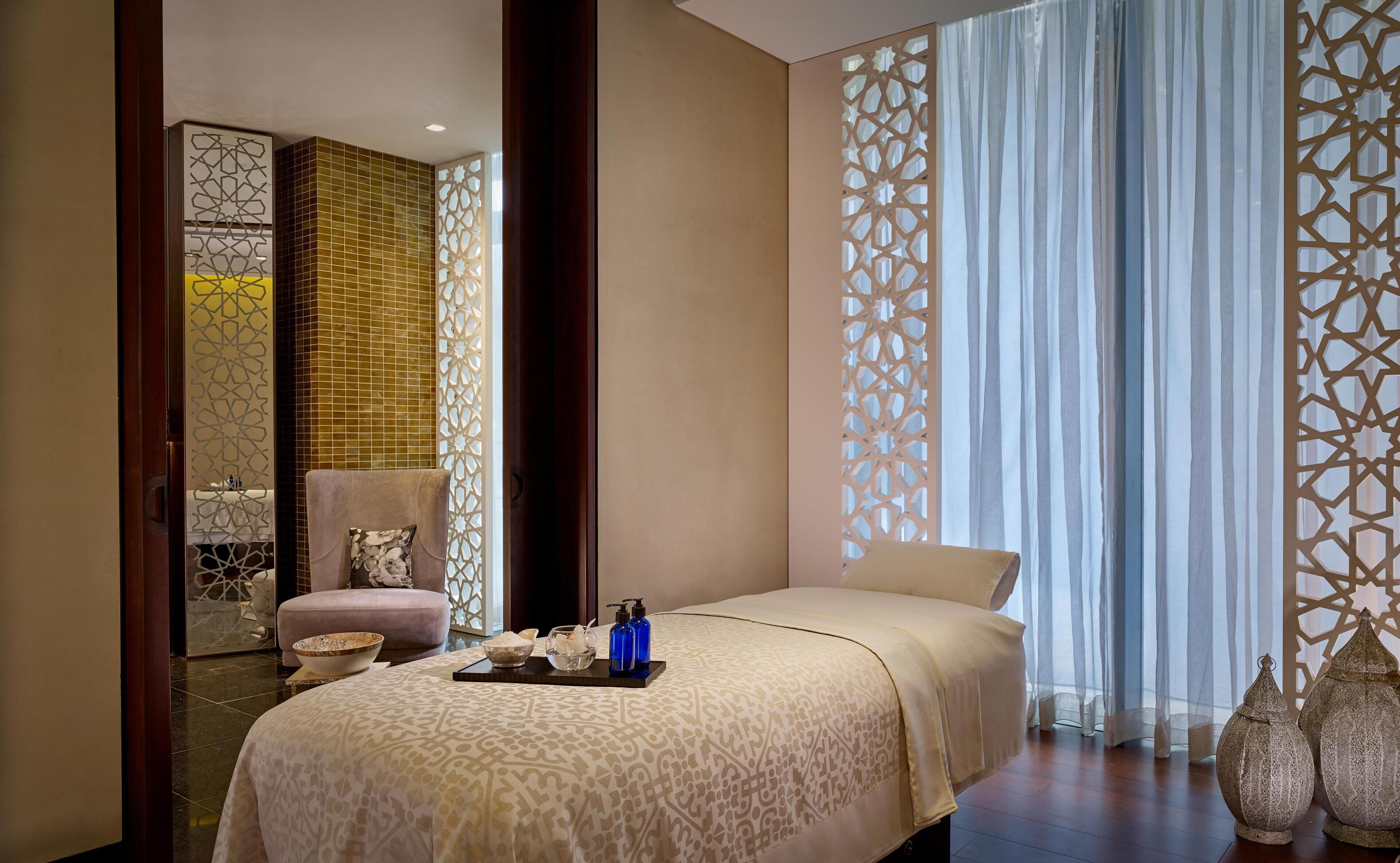 Sauna, steam room, 5 treatment rooms, massages