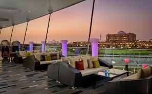 Bar de vinos, con mesas al aire libre, abre todos los días