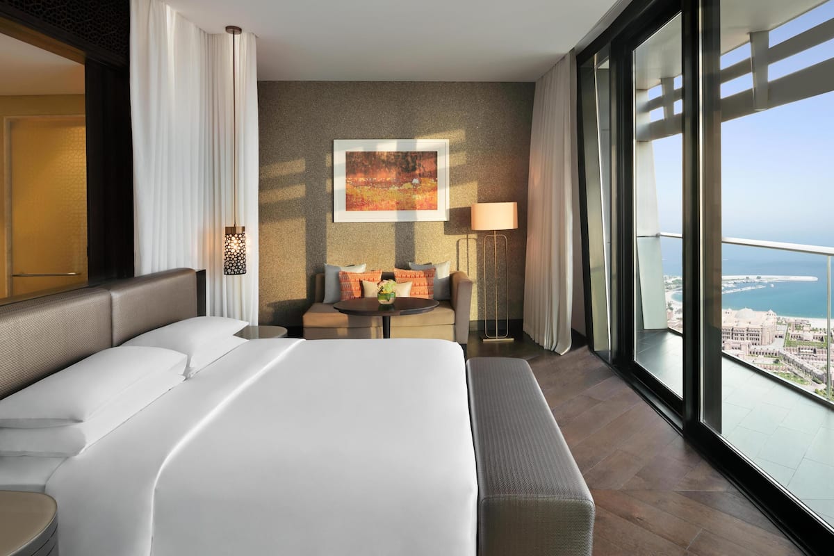 Minibar, värdeförvaringsskåp på rummet och skrivbord