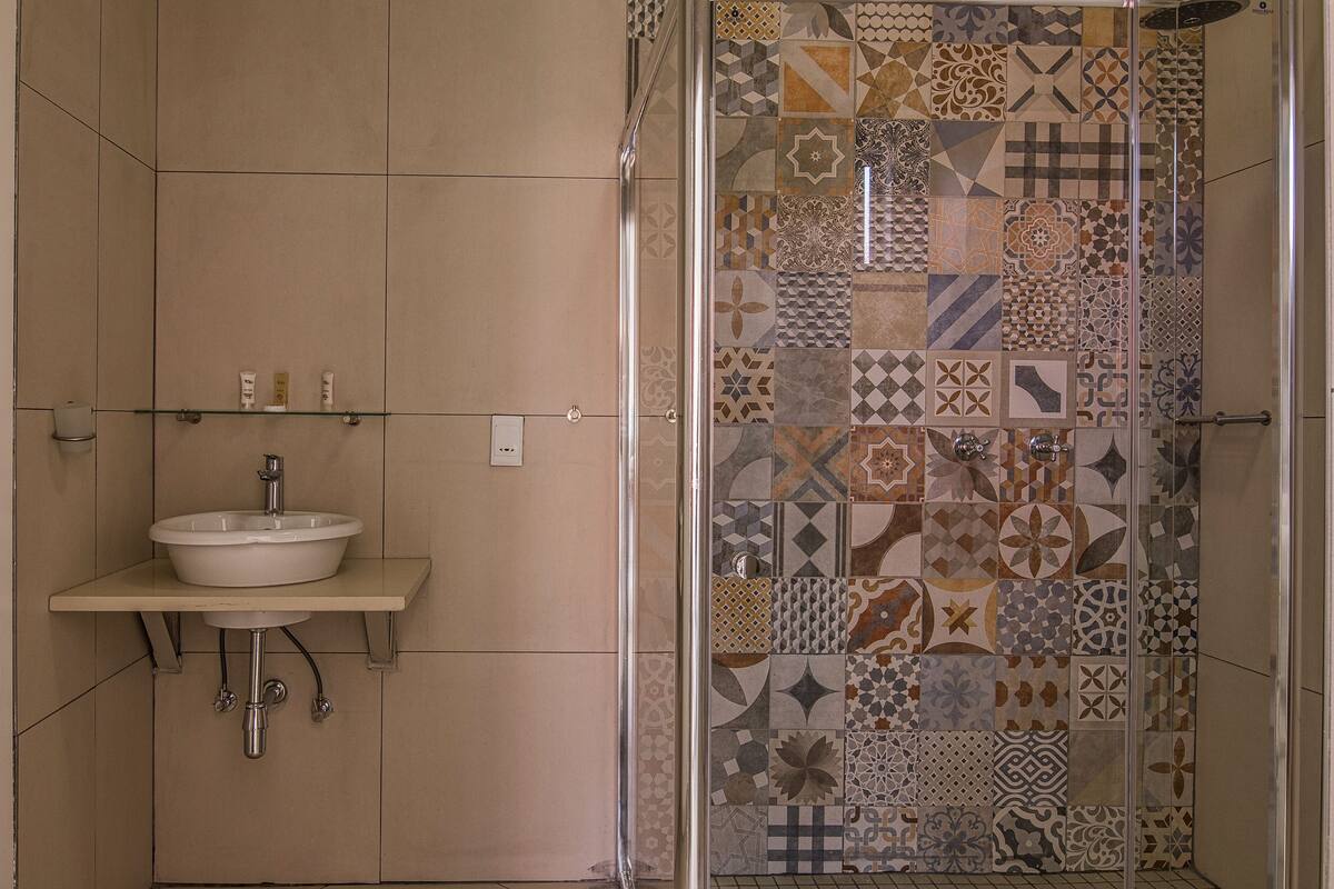 Comfort Twin Room, 1 Bedroom | Bathroom | Shower, free toiletries, hair dryer, towels