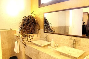 Deluxe Suite | Bathroom