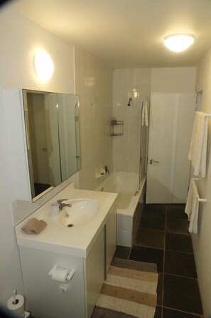 Combined shower/bathtub, free toiletries, hair dryer - Treehaven (Plettenberg Bay)