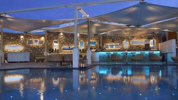 Een seizoensgebonden buitenzwembad en parasols bij het zwembad