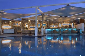 Seasonal outdoor pool, pool umbrellas, sun loungers - Myconian Korali Relais & Chateaux (Mykonos)