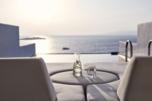 Habitación superior, vista al mar (Aeon) | Servicios de la habitación