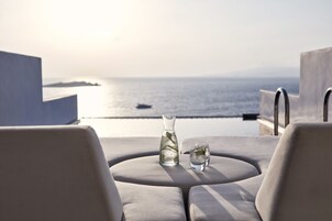 Quarto superior, vista para o mar (Aeon) | Comodidades do quarto