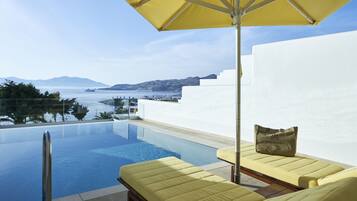 Junior suite (Era) | Luxe beddengoed, pillowtop-bedden, een minibar, een kluis op de kamer