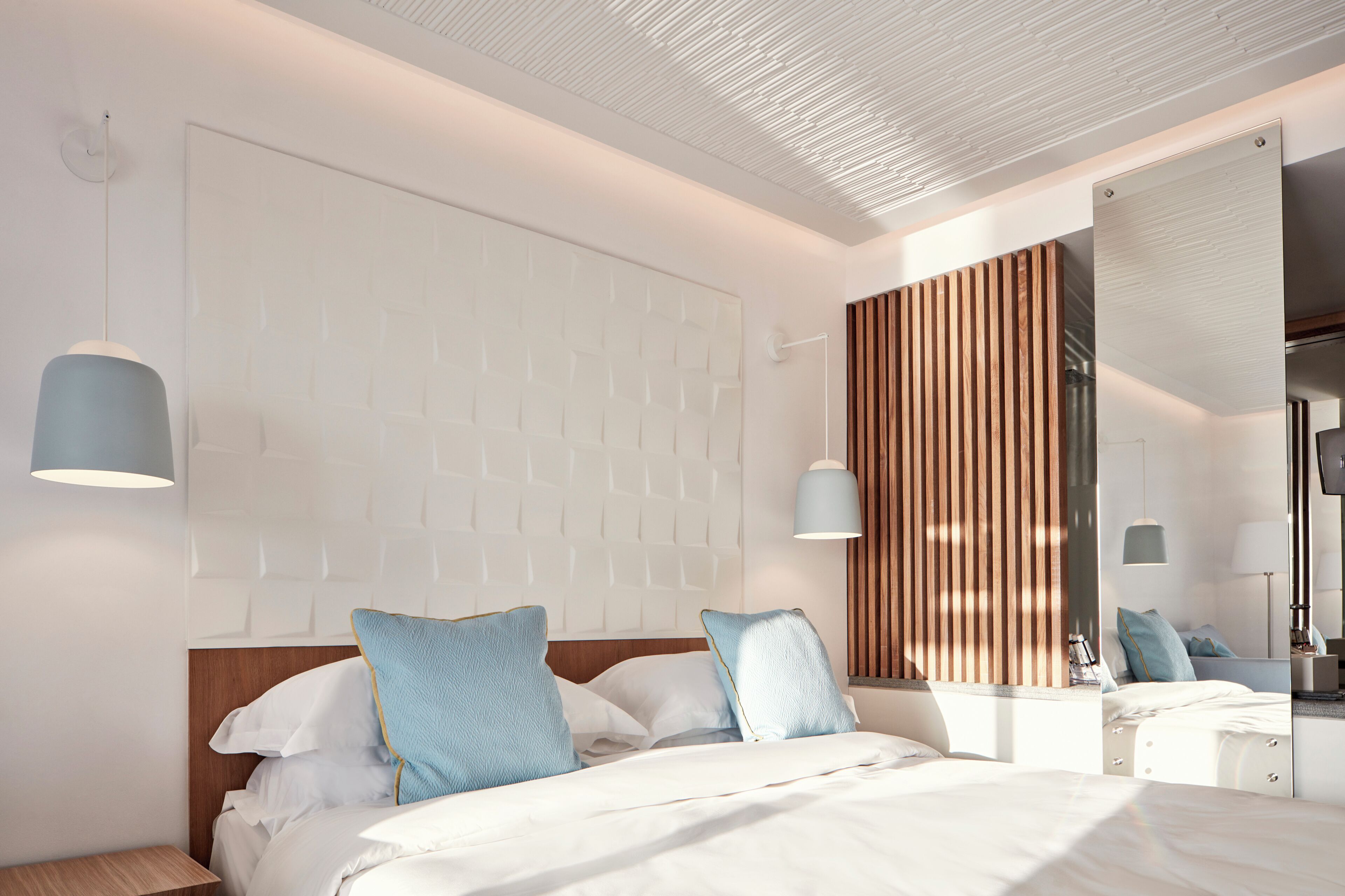 Seprai premium, bantalan ekstra lembut, minibar, dan brankas