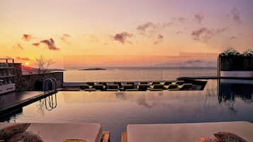 Een seizoensgebonden buitenzwembad en parasols bij het zwembad