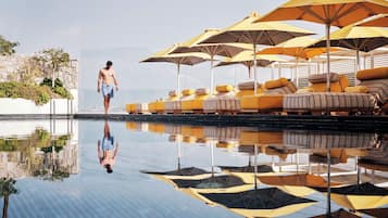 Piscina externa sazonal, guarda-sóis, espreguiçadeiras