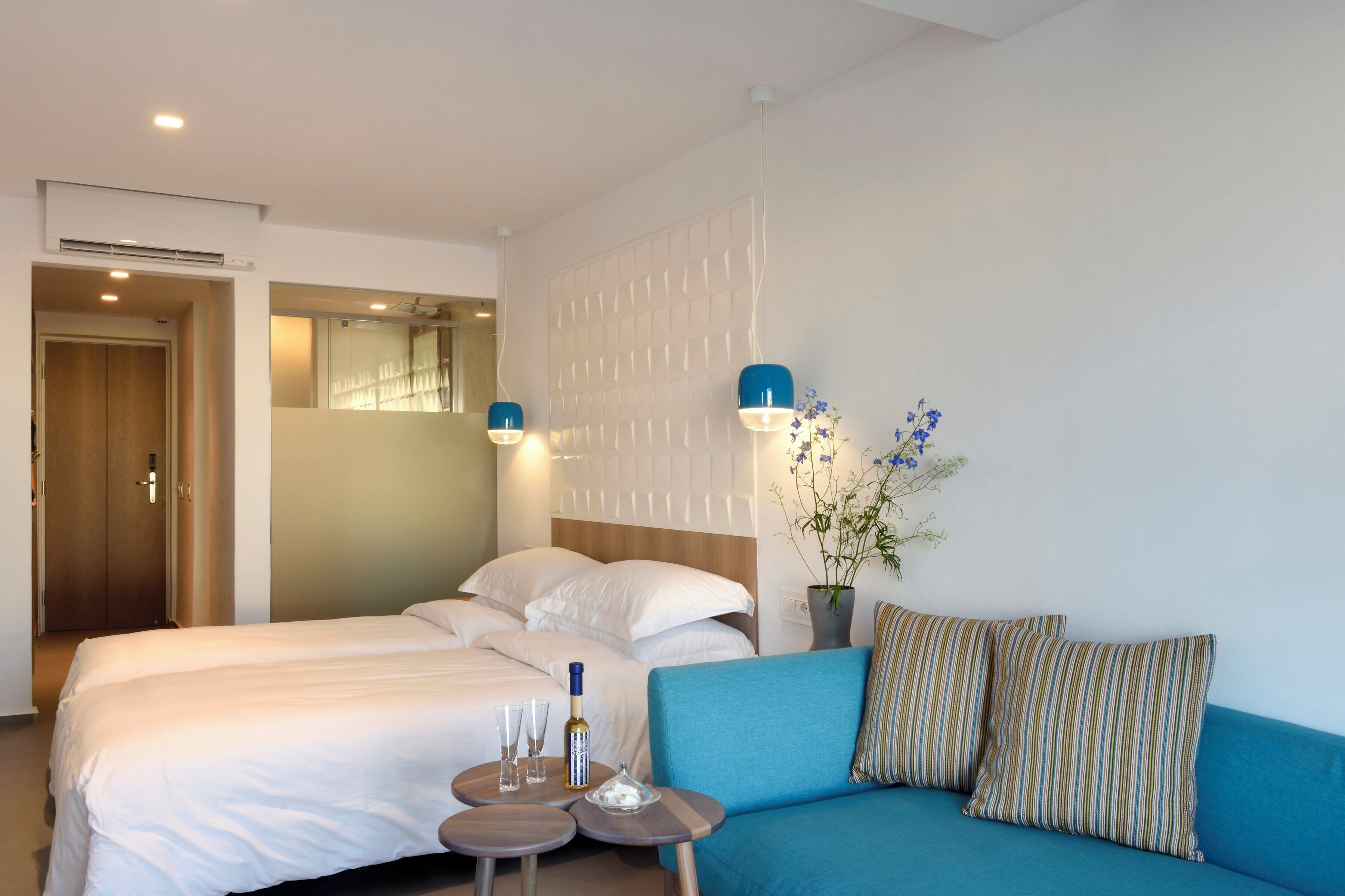 Seprai premium, bantalan ekstra lembut, minibar, dan brankas