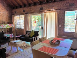 Casa de campo família, 2 quartos, cozinha | Área de estar | TV de tela plana 32 cm com canais via satélite, TV