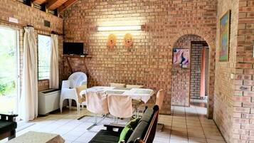 Family Cottage, 2 Bedrooms, Kitchen | In-room dining