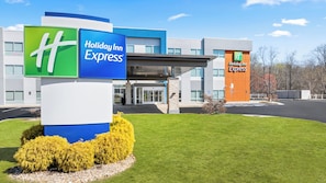 A Holiday Inn Express hotel with a modern exterior, a large entrance, and a well-maintained lawn. - Holiday Inn Express - Bethlehem by IHG (Bethlehem)