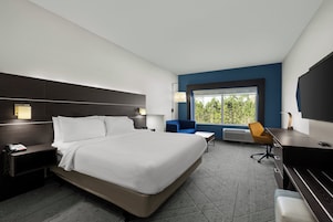Habitación estándar, 1 cama de matrimonio grande | Caja fuerte, escritorio, cortinas opacas y tabla de planchar con plancha