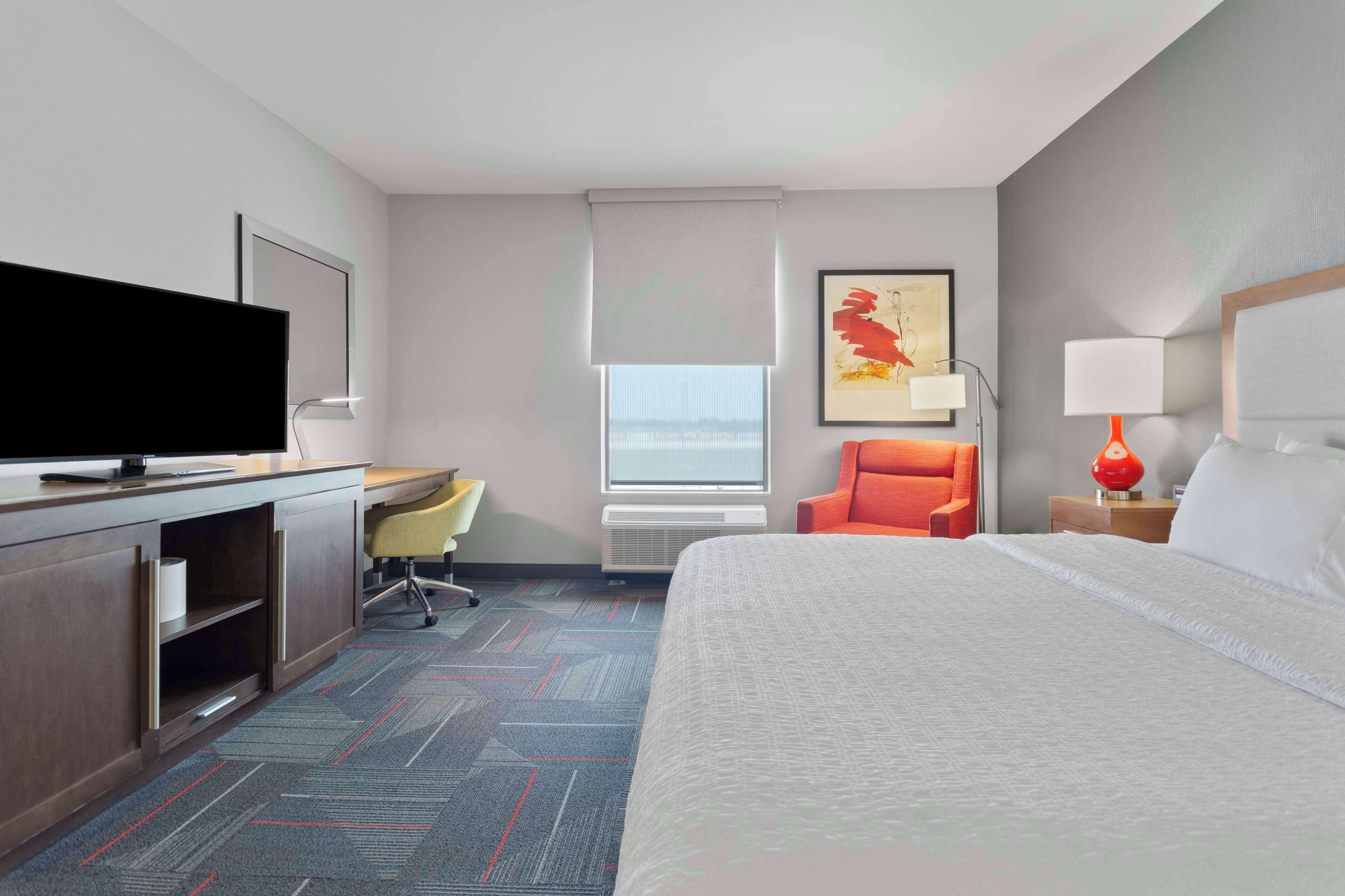 Escritorio, espacio para trabajar con laptop y cortinas blackout 