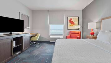 Escritorio, espacio para trabajar con laptop y cortinas blackout