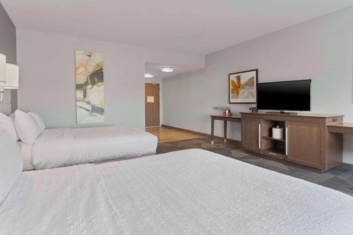 Escritorio, espacio para trabajar con laptop y cortinas blackout