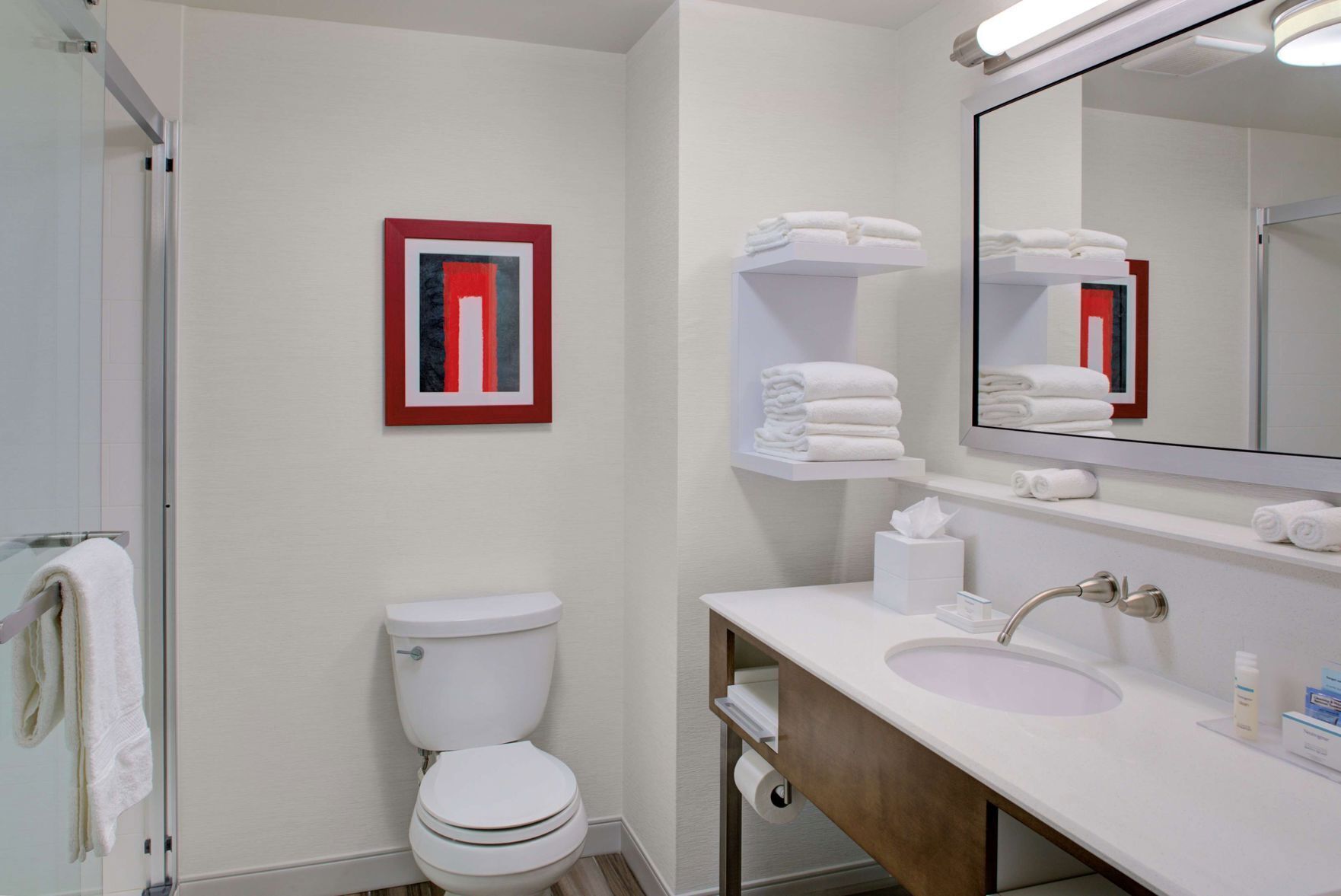 Baño | Amenidades de baño gratuitas, secadora de cabello, batas, toallas 