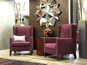 Lobby sitting area - Hampton Inn & Suites Moore (Moore)