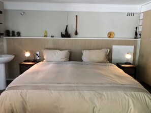 Studio | Bàn, giường gấp/giường phụ (phụ phí) 