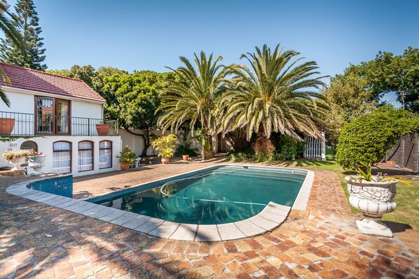 Outdoor pool - Applegarth B and B and Self Catering Studios (Cape Town)