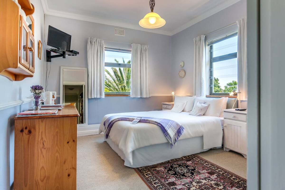 Habitación estándar doble, 1 cama doble, baño privado | Escritorio, camas supletorias, wifi gratis y ropa de cama
