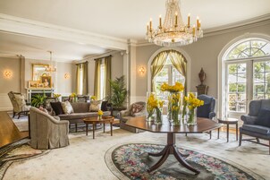 Área de estar no saguão