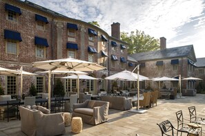 Terrace/patio - Williamsburg Inn, an official Colonial Williamsburg Hotel (Williamsburg)