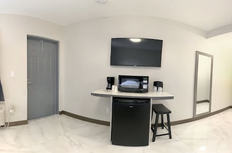 Deluxe Room | Television. Hialeah Airport Motel