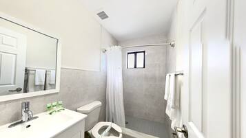 Habitación Deluxe | Baño | Amenidades de baño gratuitas y toallas