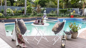 Piscine extérieure, chaises longues