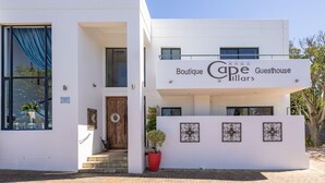 Ein modernes Gebäude mit einem Schild für 'Boutique Cape Pillars Guesthouse'.