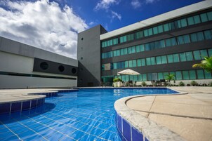 Piscina externa, espreguiçadeiras