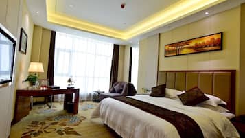 Minibar, caja de seguridad en la habitación y escritorio