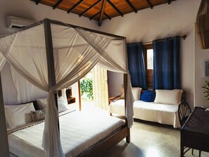 Quarto standard, vista para o jardim | Frigobar, cofres nos quartos, individualmente decorados, escrivaninha