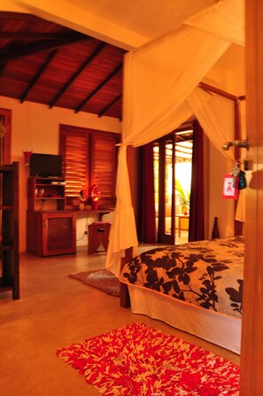 Minibar, in-room safe, individually decorated, desk - Guest House Villa 2 Santos (Porto Seguro)