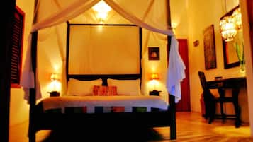 Quarto standard, sacada, vista para a piscina | Frigobar, cofres nos quartos, individualmente decorados, escrivaninha