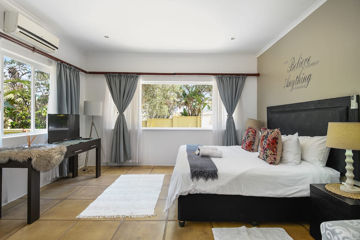Family Room, 1 Bedroom (Family Room - Laguna ) | Peti besi dalam bilik, dihias secara berasingan