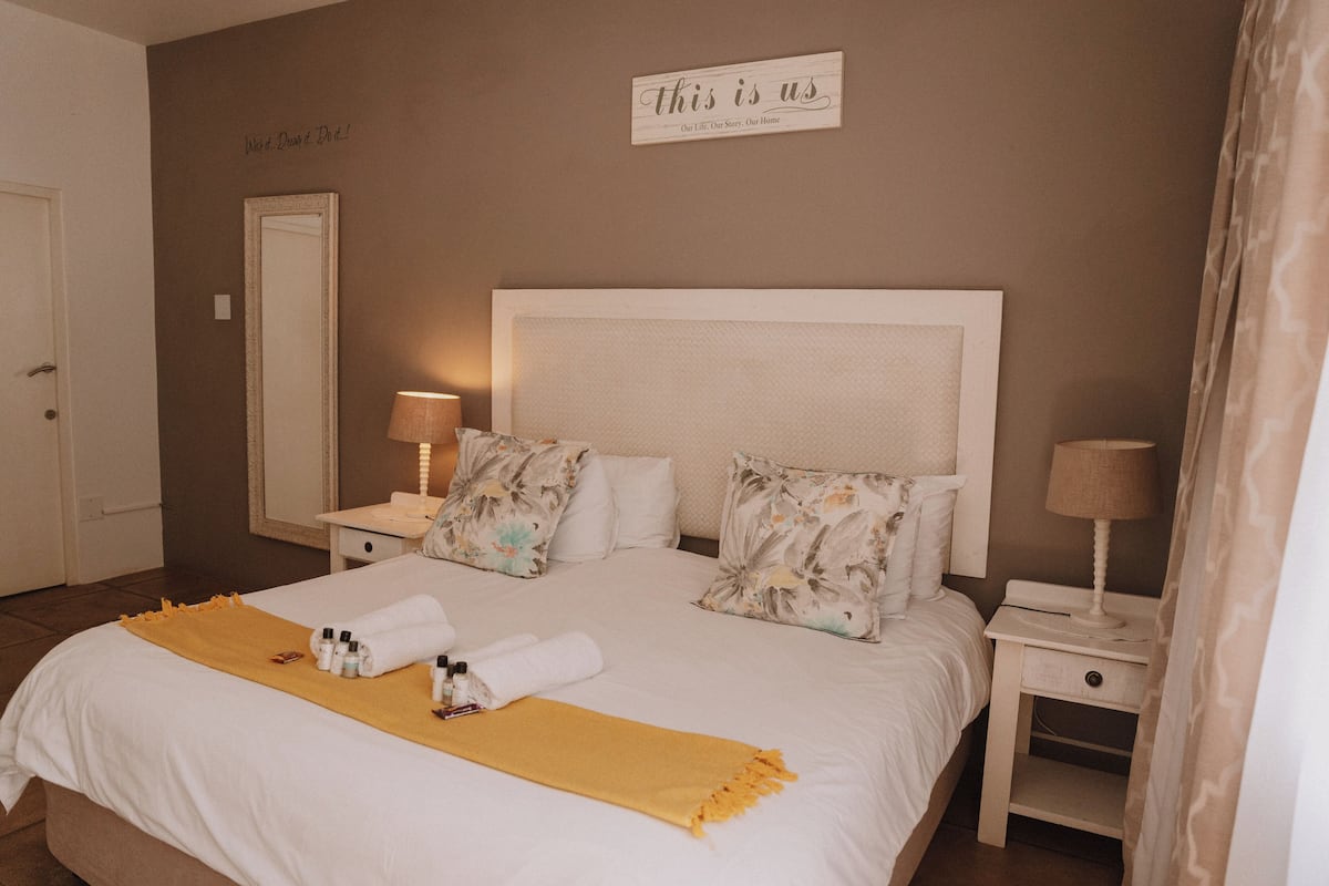 Deluxe Room, 1 Bedroom (King Bedroom - Desert Rose) | Peti besi dalam bilik, dihias secara berasingan