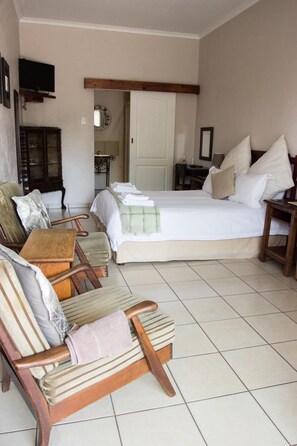 Caja de seguridad en la habitación y ropa de cama