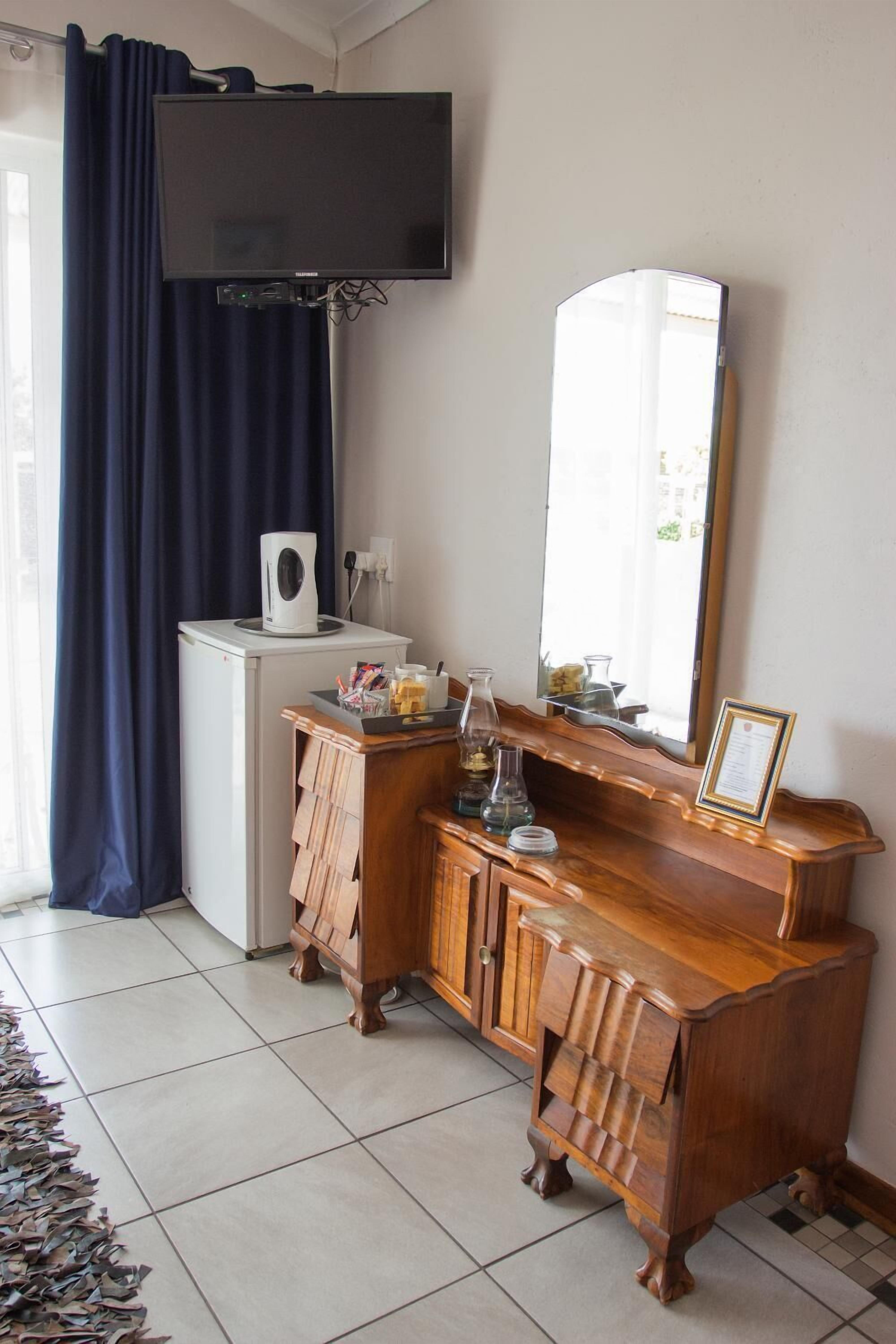 Fridge, coffee/tea maker